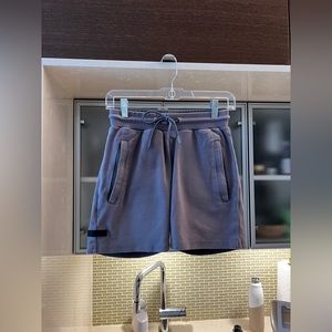 Alphalete Identity shorts in Grey - Men’s - Small